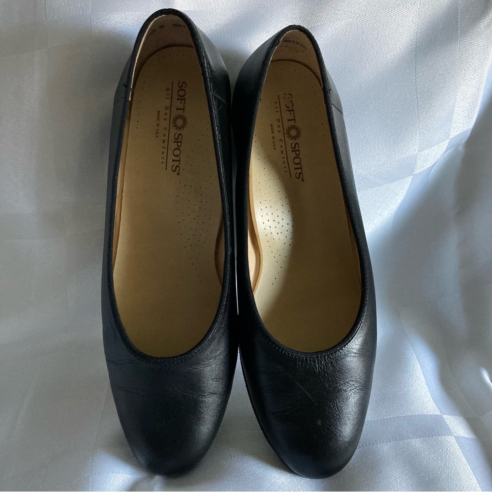 Softspots black leather pumps